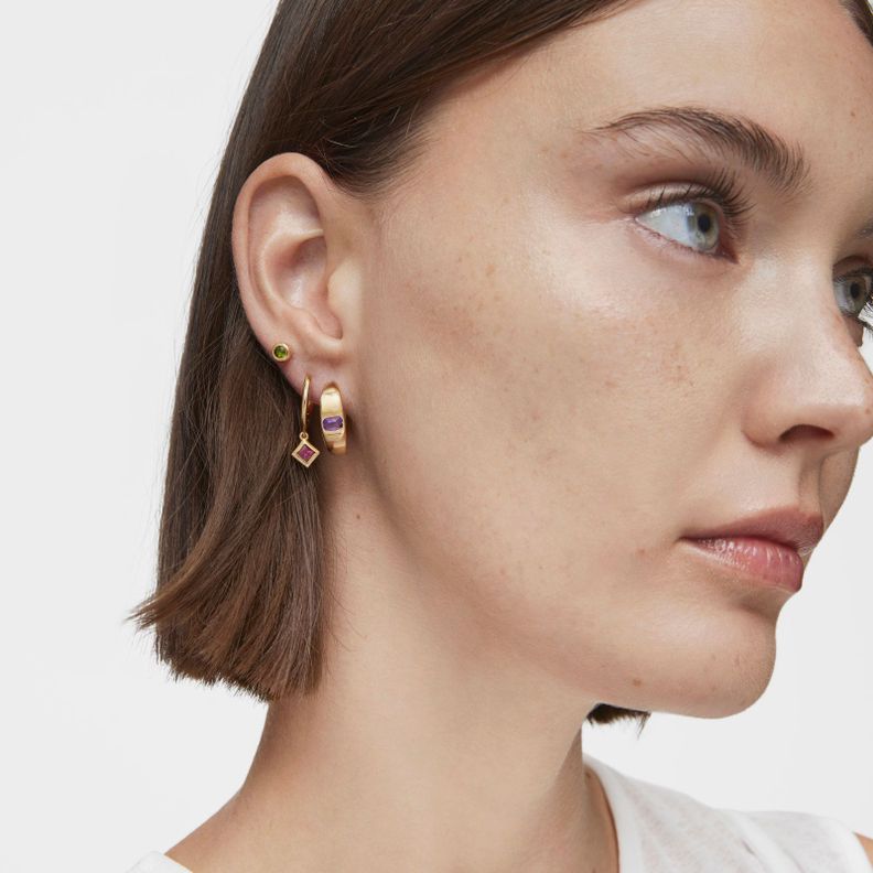 Pendientes aro cortos con baño de oro 18 kt sobre plata y amatista Basic Colors-3