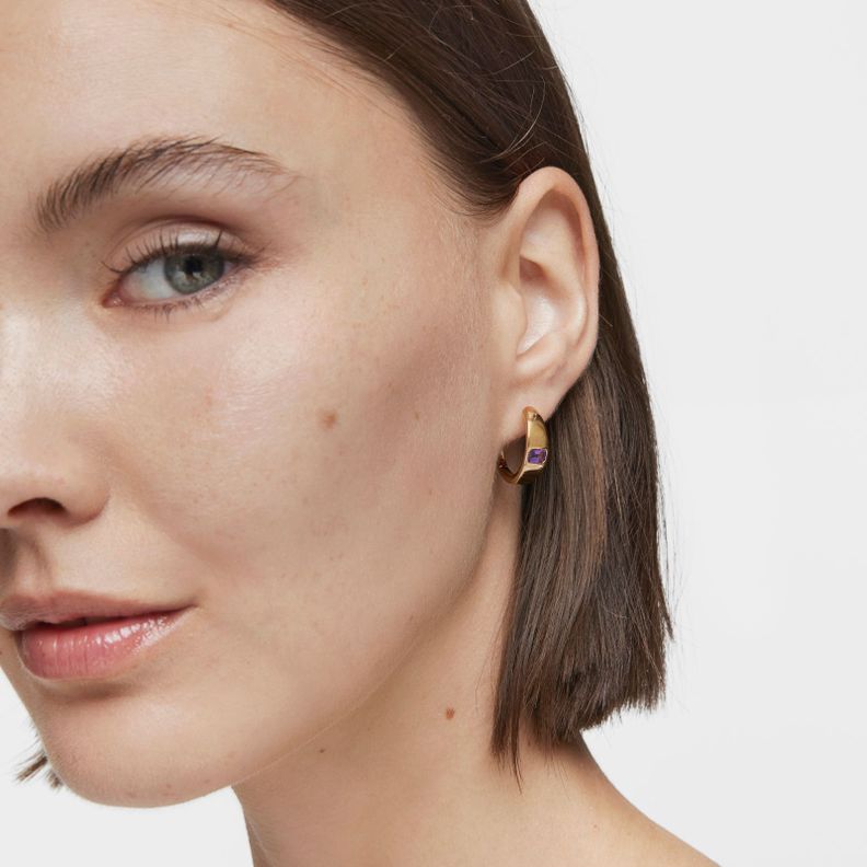 Pendientes aro cortos con baño de oro 18 kt sobre plata y amatista Basic Colors-4