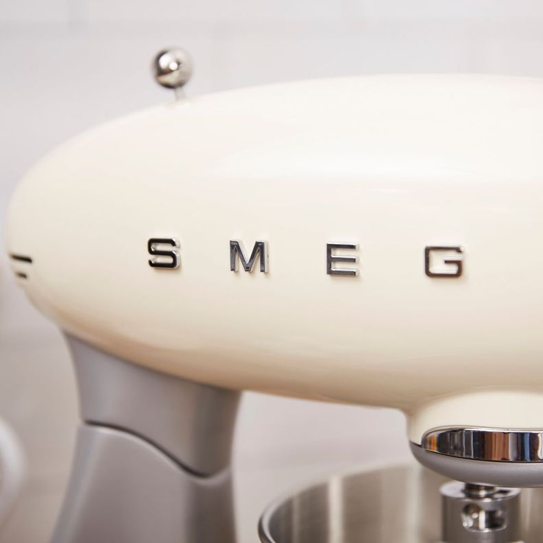 Batidora Smeg Stand Mixer Crema modelo SMF02CREU-7