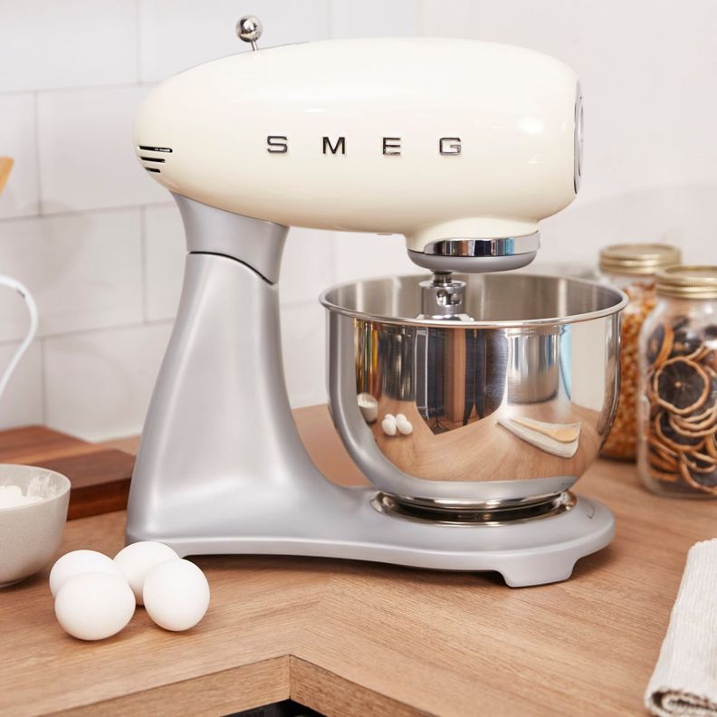 Batidora Smeg Stand Mixer Crema modelo SMF02CREU-8