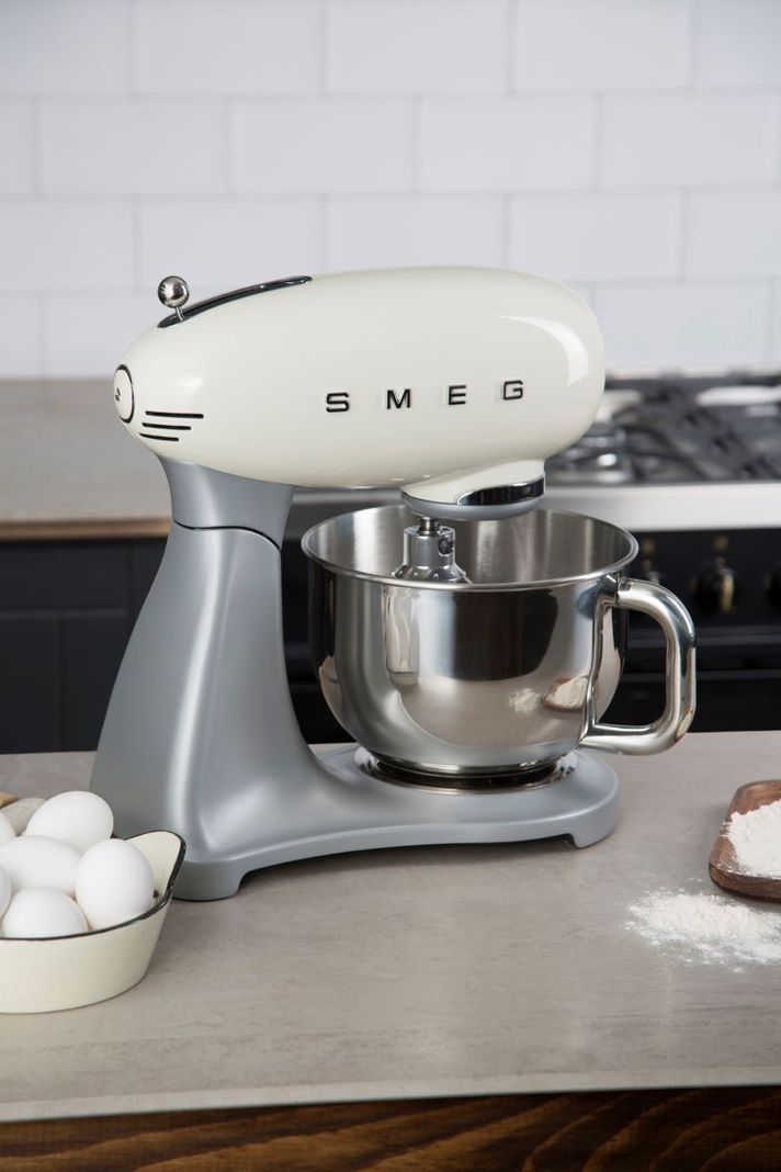 Batidora Smeg Stand Mixer Crema modelo SMF02CREU-9