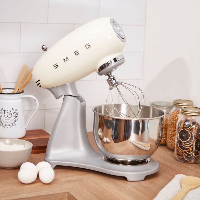 Batidora Smeg Stand Mixer Crema modelo SMF02CREU-3