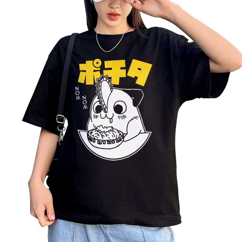 POLERA ESTAMPADA CHAINSAWMAN POCHITA COMIENDO ANIME-1