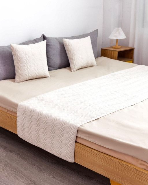 JUEGO DE PIECERA DE CAMA CON 2 FUNDAS MODELO PLUSH BLANCO-0