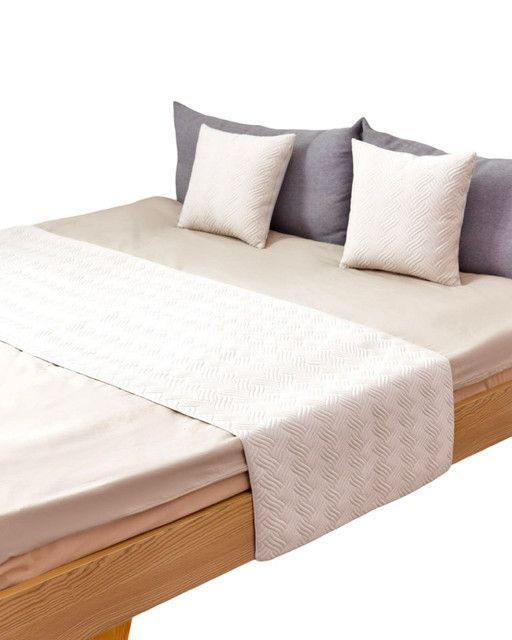 JUEGO DE PIECERA DE CAMA CON 2 FUNDAS MODELO PLUSH BLANCO-1