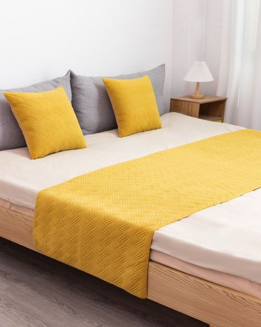 JUEGO DE PIECERA DE CAMA CON 2 FUNDAS MODELO PLUSH AMARILLO-0