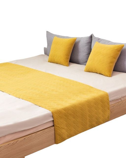 JUEGO DE PIECERA DE CAMA CON 2 FUNDAS MODELO PLUSH AMARILLO-1