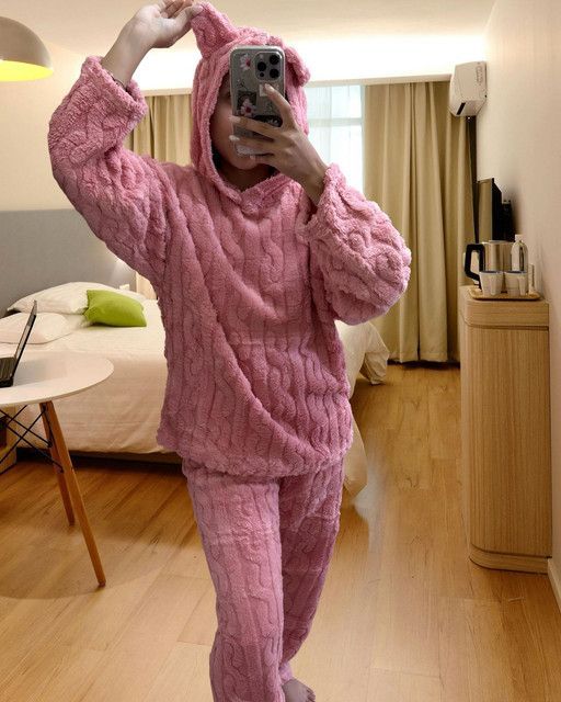 CONJUNTO DE PIJAMA MUJER PLUSH DISEÑO CAPUCHA ROSA\n
