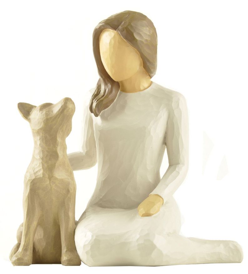 Madre sentada con perro Beige