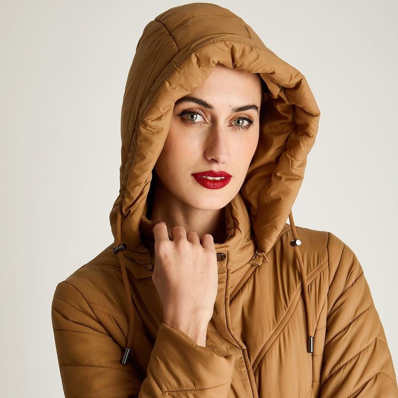 Parka Larga Con Cierre Frontal Y Gorro Camel-1