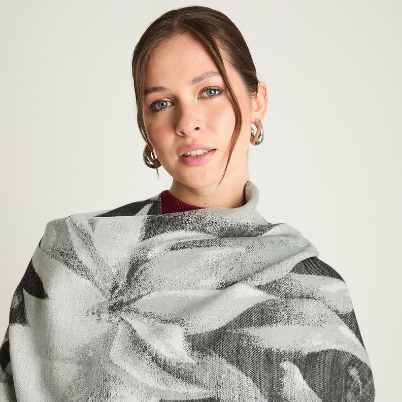 Poncho Tejido Con Diseño De Flores Gris-2