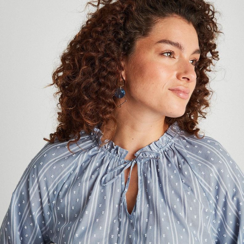 Blusa Plumeti Con Amarras En Escote Celeste-4
