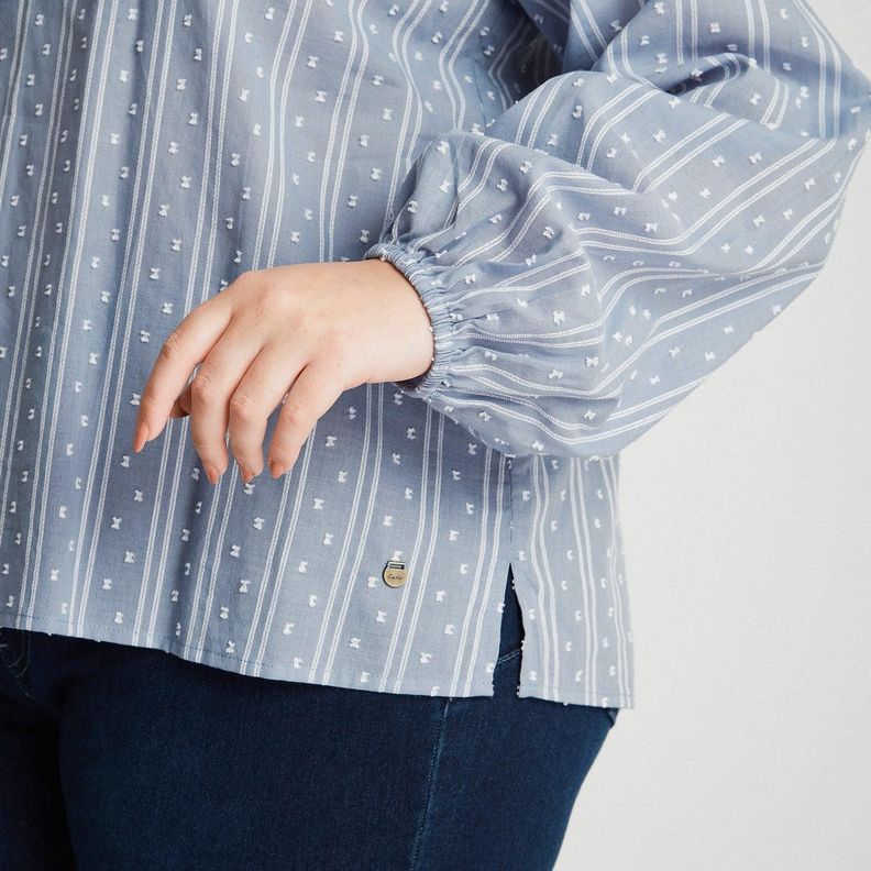 Blusa Plumeti Con Amarras En Escote Celeste-5
