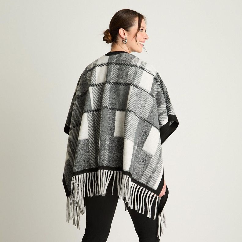 Poncho Tejido Cuadros Negro-1