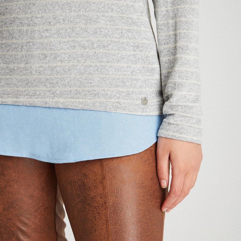 Polera Lanilla Con Lineas Y Ruedo Estilo Blusa Gris-2