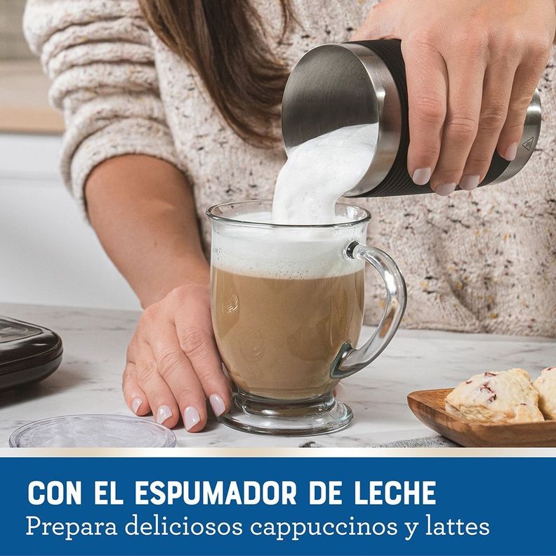 Cafetera Latte Oster® Con Espumador Bvstdc02b-4