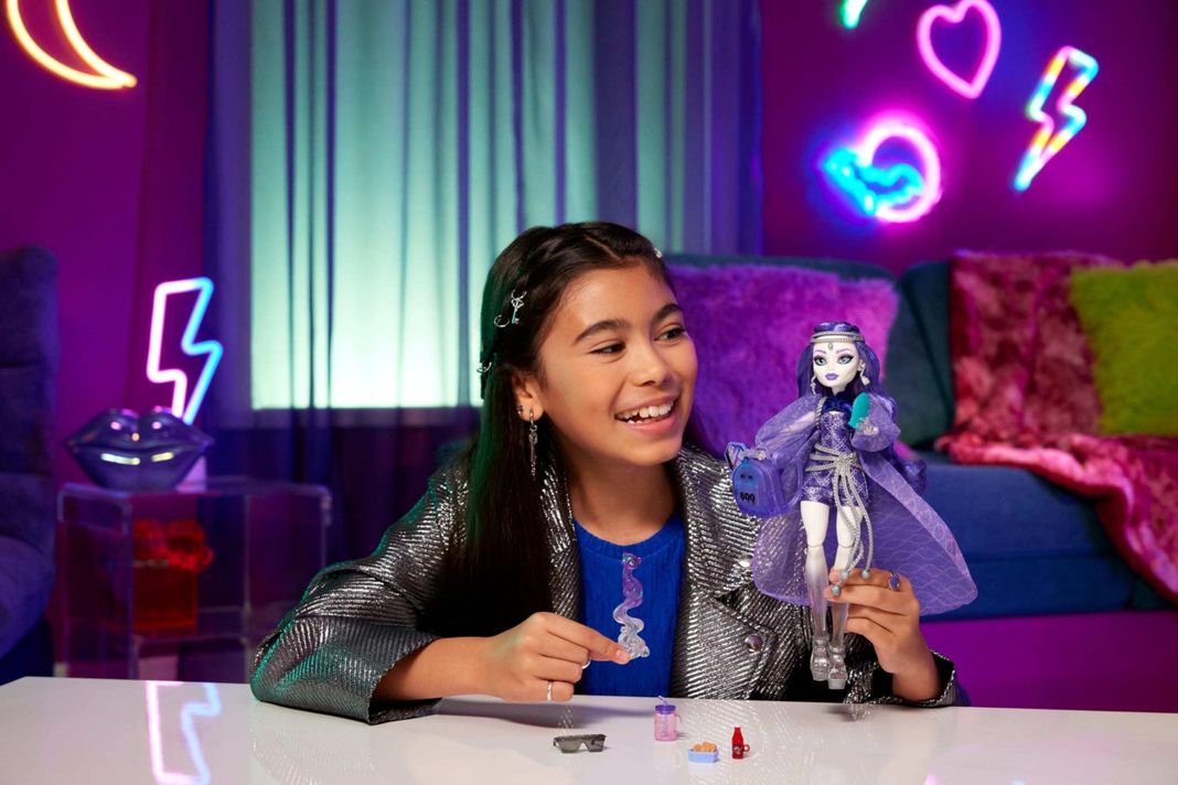Muñeca Monster High Spectra Vondergeist con hurón como mascota Rhuen-1