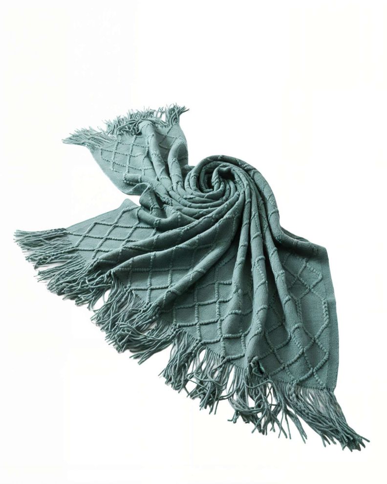 MANTA CON FLECOS DECORATIVA Y TEJIDO DE ROMBOS EN RELIEVE COLOR VERDE