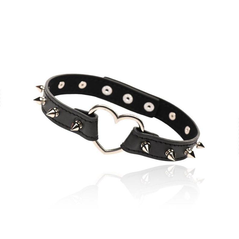 Collar con corazón y puas-0