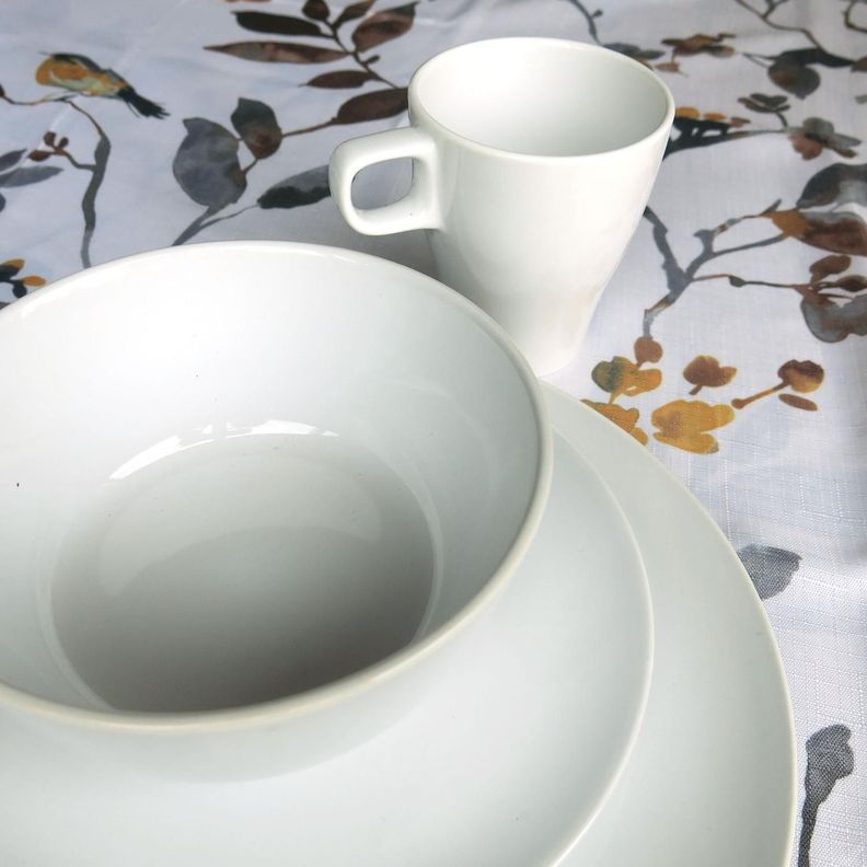Set Juego de loza Cerámica 16 piezas Vajilla Blanca y Mantel antimanchas Pajaros 130x180-2