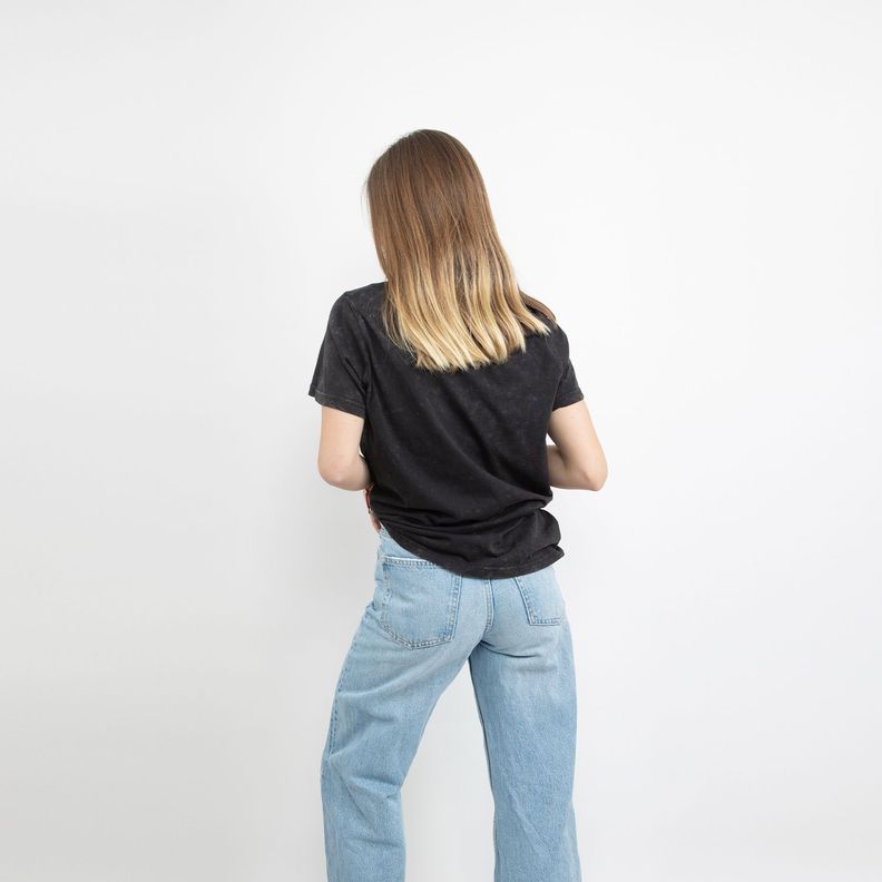 Polera Mujer Rey León Patas cruzadas Negro Disney-1