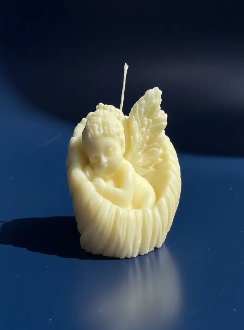 Vela figura angelito en cera de soja 7 cm devocion Marfil