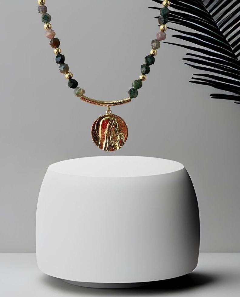 Collar con medalla virgen y piedras enchapado en oro 18 kilates-0