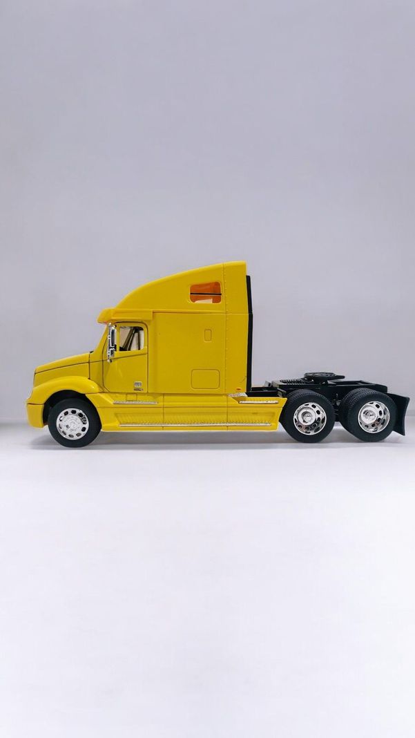 Camion Freightliner Columbia amarillo escala 1 32