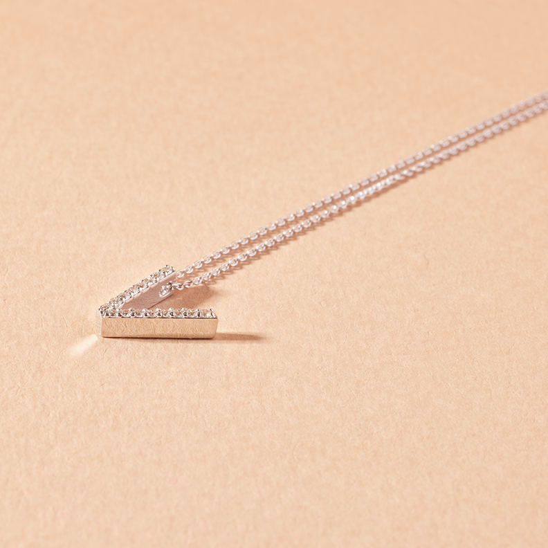 Collar Oro Blanco 18kt Diamantes Letra V 9Pts | Danielle Costantini-0