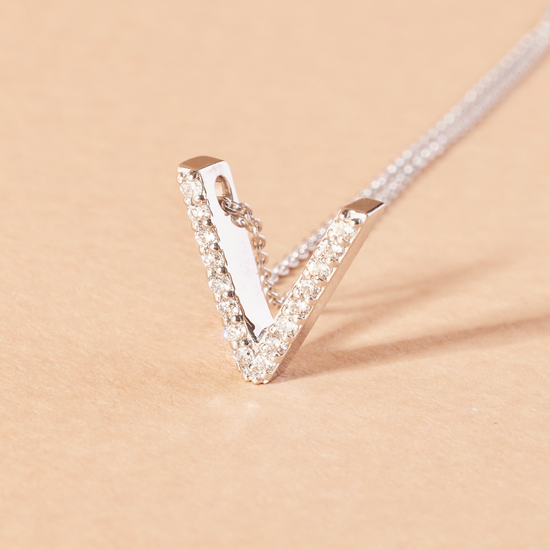 Collar Oro Blanco 18kt Diamantes Letra V 9Pts | Danielle Costantini-1