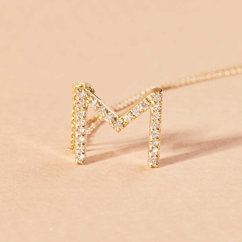 Collar Oro 18kt Diamantes Letra M con 13 Pts | Danielle Costantini-1