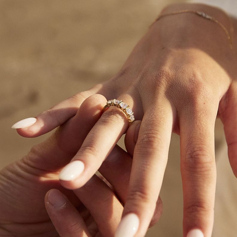 Anillo Compromiso de Oro 18Kt Cinco Circonitas Grandes-3