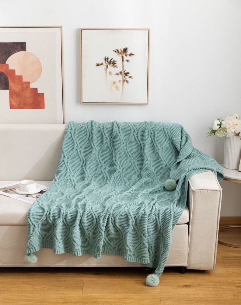 Manta de Lujo con Pompones, Ideal para Sofá o Cama D1-2