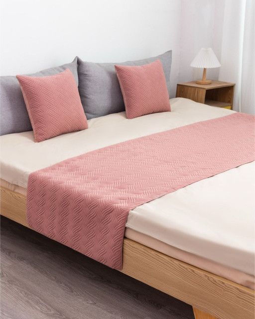 JUEGO DE PIECERA DE CAMA CON 2 FUNDAS MODELO PLUSH ROSADO-0