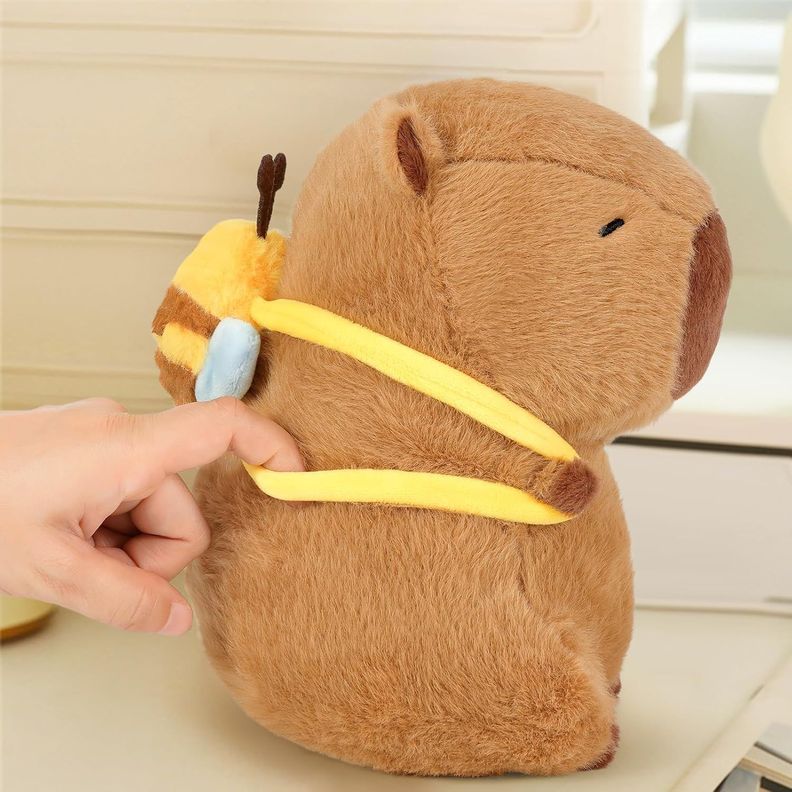 PELUCHE CAPIBARA MOCHILA ABEJITA 23 CM TIERNO AMIGABLE-1