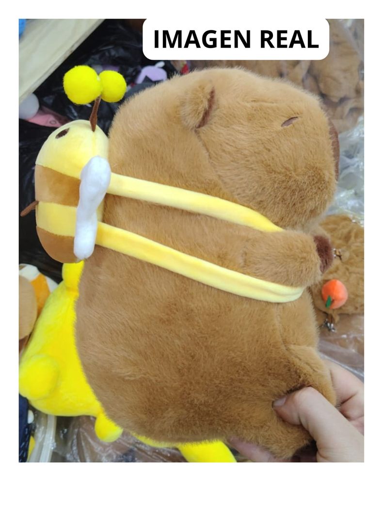 PELUCHE CAPIBARA MOCHILA ABEJITA 23 CM TIERNO AMIGABLE-4