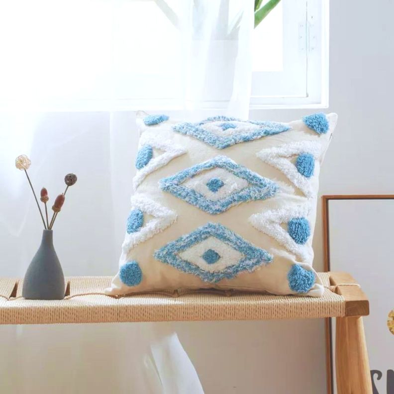 Cojín Bordado Fondo Beige con Figuras Blanca y Azul-1