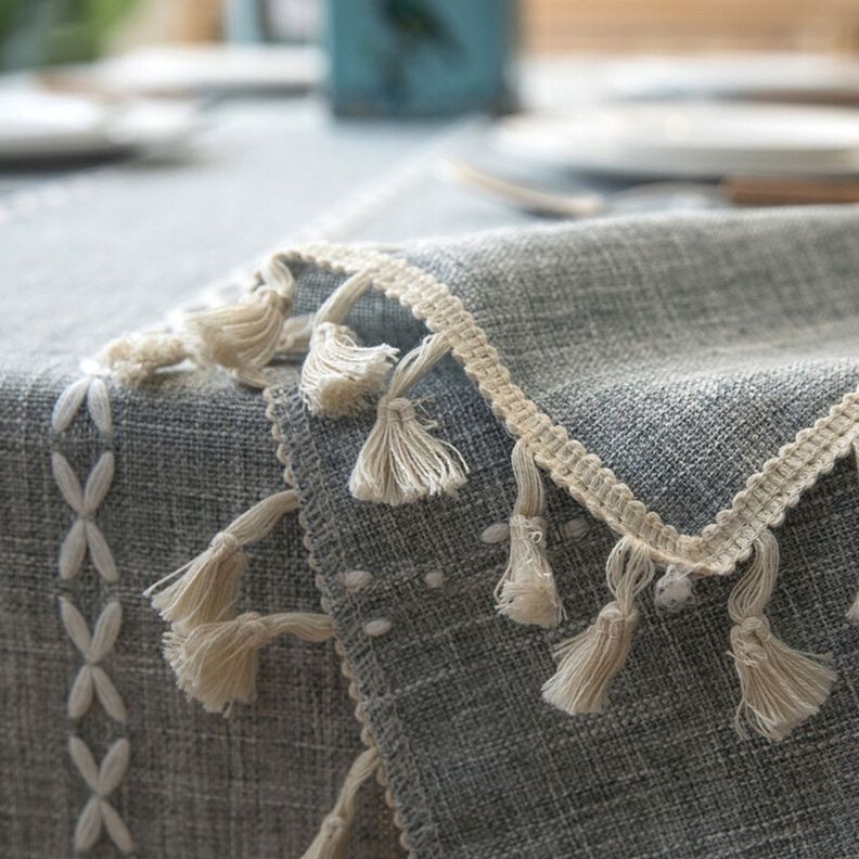 Mantel Rectangular Gris Piedra Con Bordados Lineales Blancos y Borlas 140x220-2