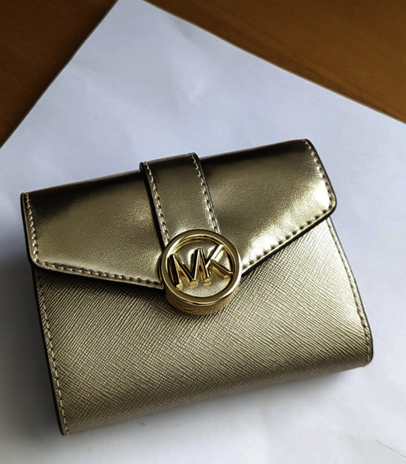 BILLETERA MICHAEL KORS CARMEN DORADO METALIZADO-2
