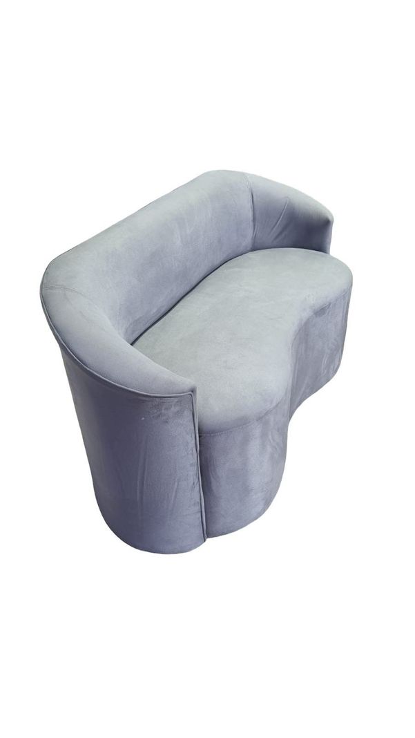 SOFA CURVO EN FELPA GRIS CLARO-1