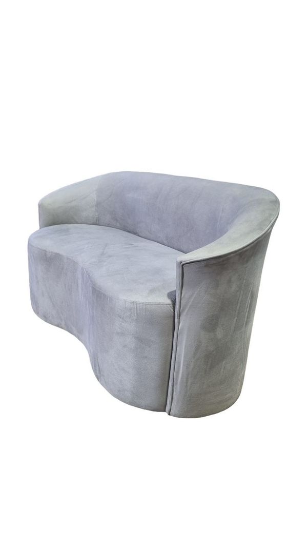 SOFA CURVO EN FELPA GRIS CLARO-2
