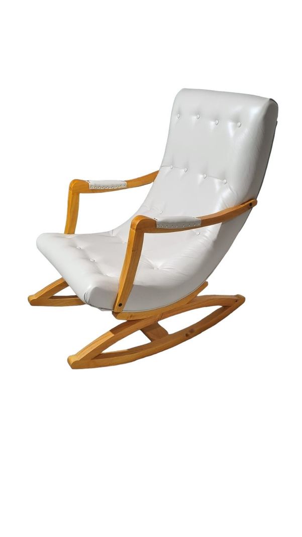 SILLA MECEDORA CON APOYA BRAZO ECOCUERO BEIGE