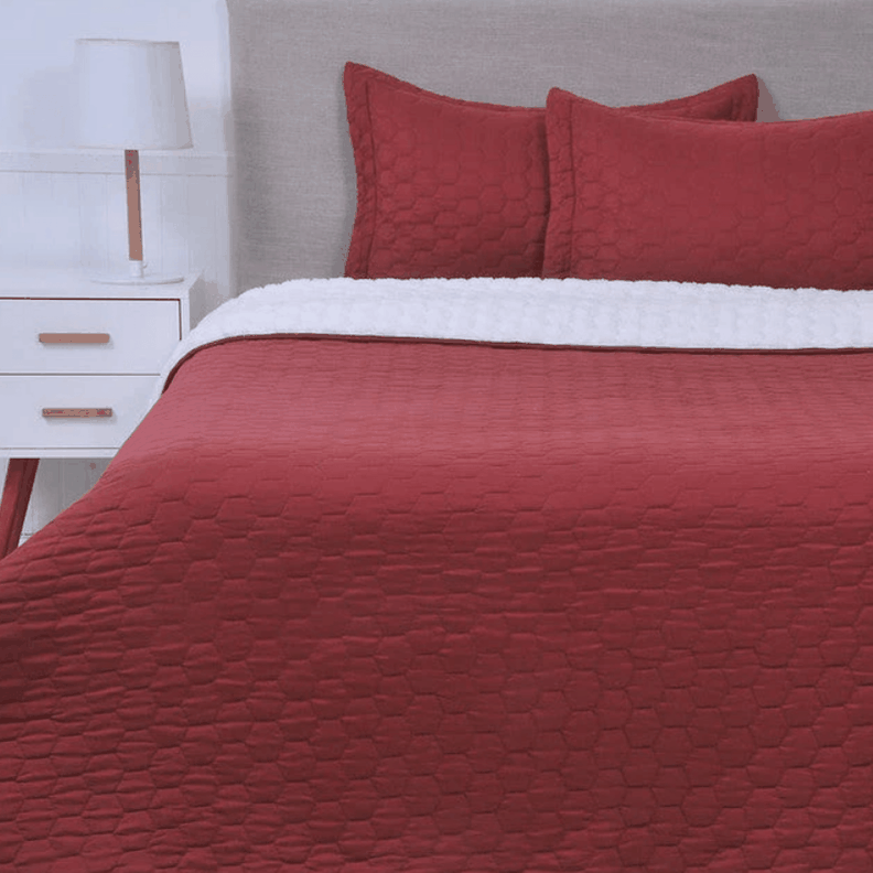 Quilt Sherpa Liso King Burdeo-0