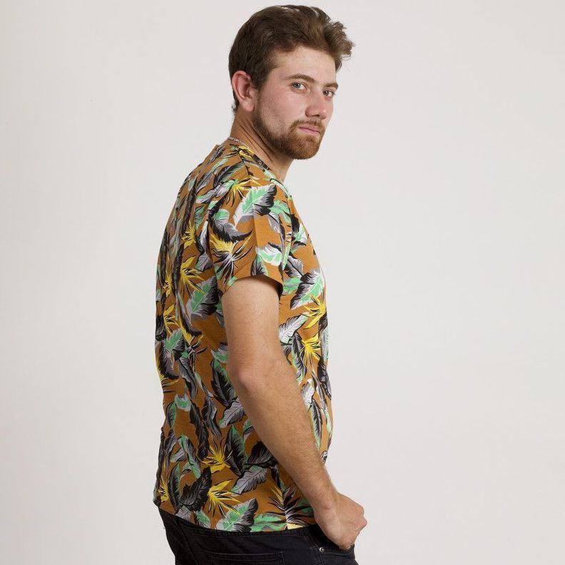 POLERA HOMBRE HAWAIANA MANGA CORTA CAFE-2