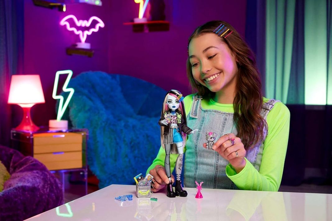 Monster High Muñeca Frankie Stein Con Mascota -3