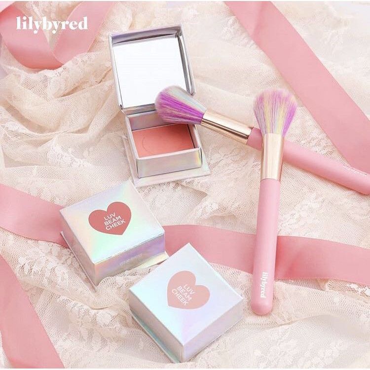 Brocha para rubor de pelo sintético y textura suave - LILY BY RED Blusher Brush-1