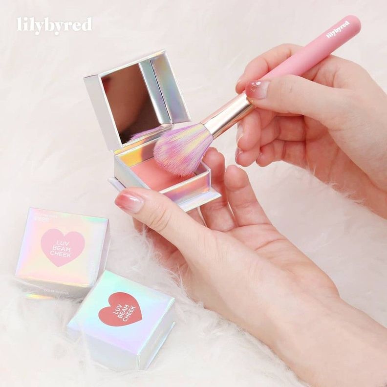 Brocha para rubor de pelo sintético y textura suave - LILY BY RED Blusher Brush-3