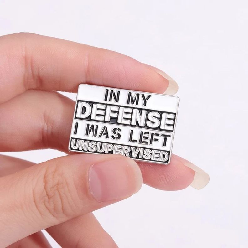 Broche pin divertido In My Defense I Was Left Unsupervised-1