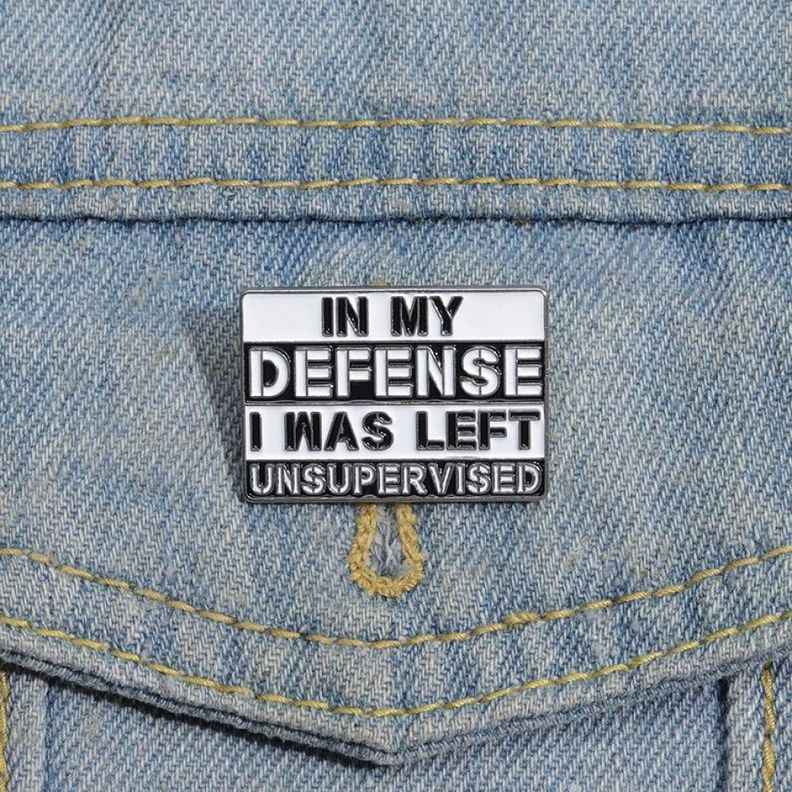 Broche pin divertido In My Defense I Was Left Unsupervised-2