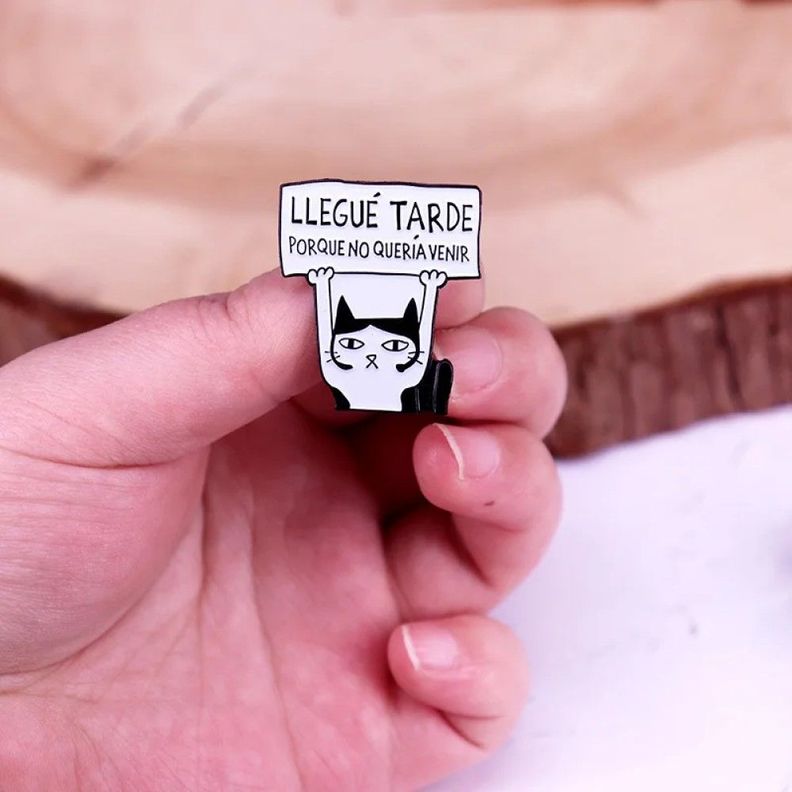 Pin Broche entretenido divertido No quería venir-2